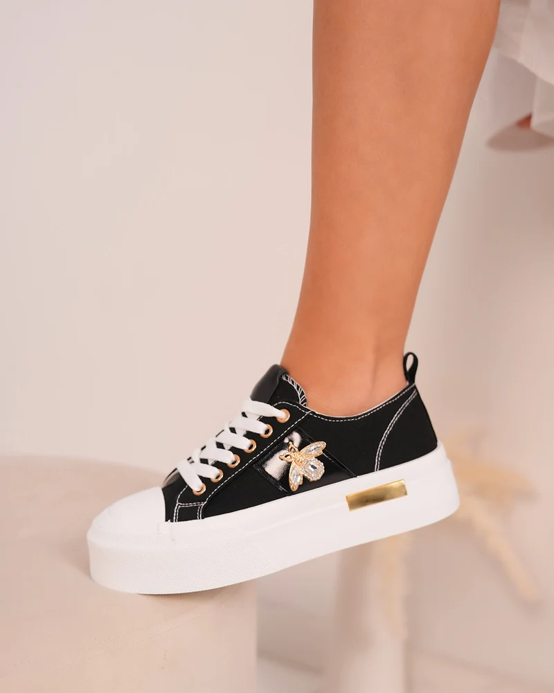 Basket noire femme avec bijoux libellule et semelle blanche épaisse