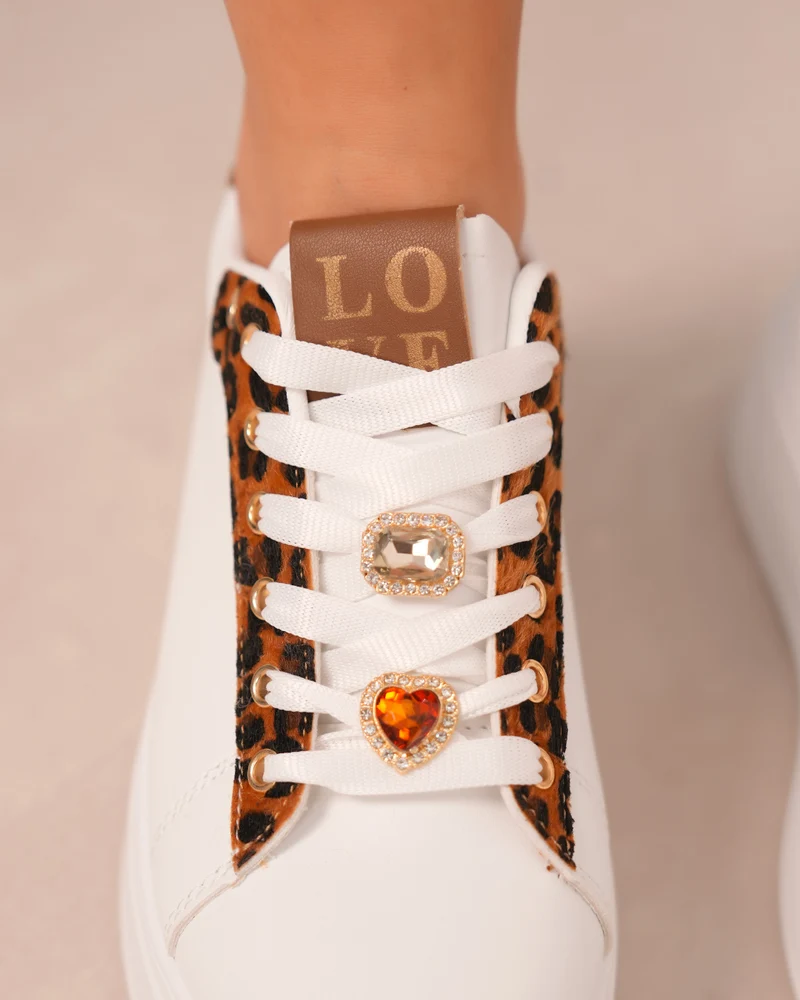 Basket femme blanche et léopard tendance avec bijoux scintillants