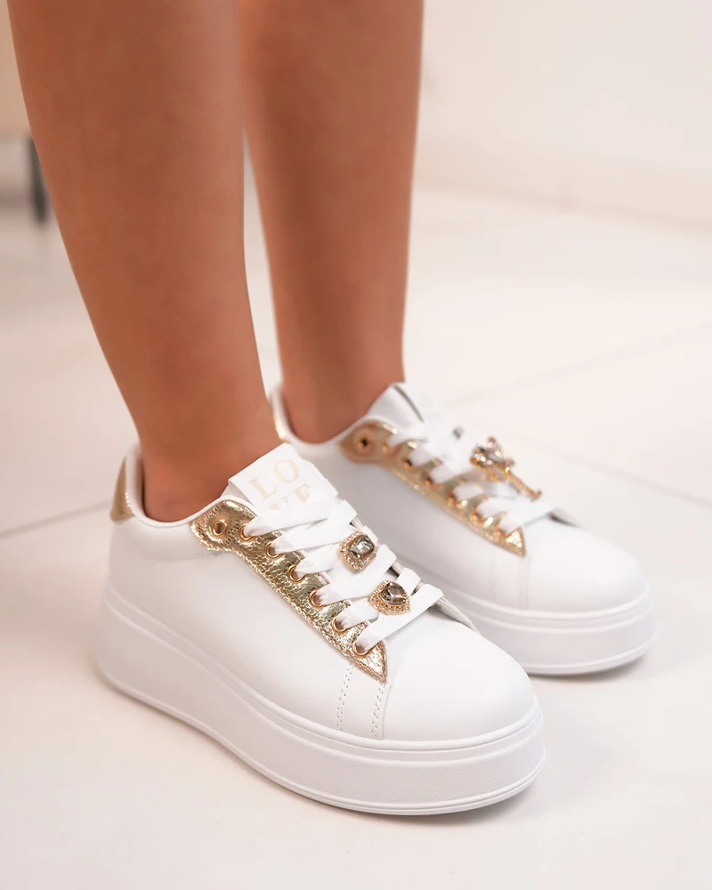 Basket femme blanche et dorée tendance avec bijoux élégants