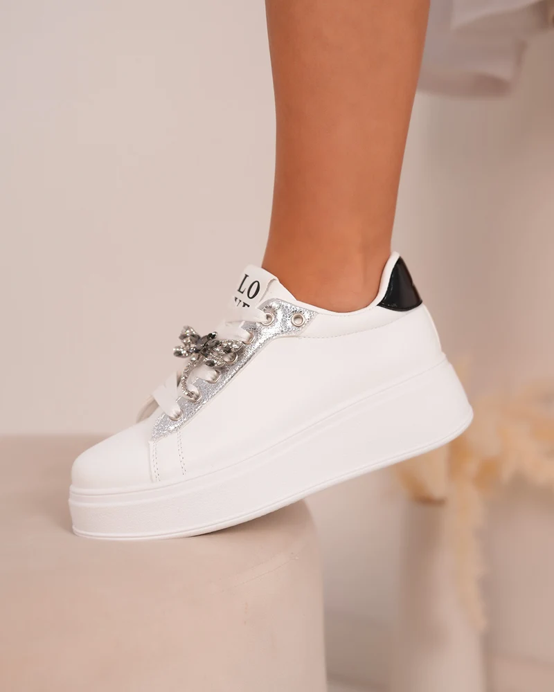 Basket femme blanche et argentée tendance avec bijoux brillants