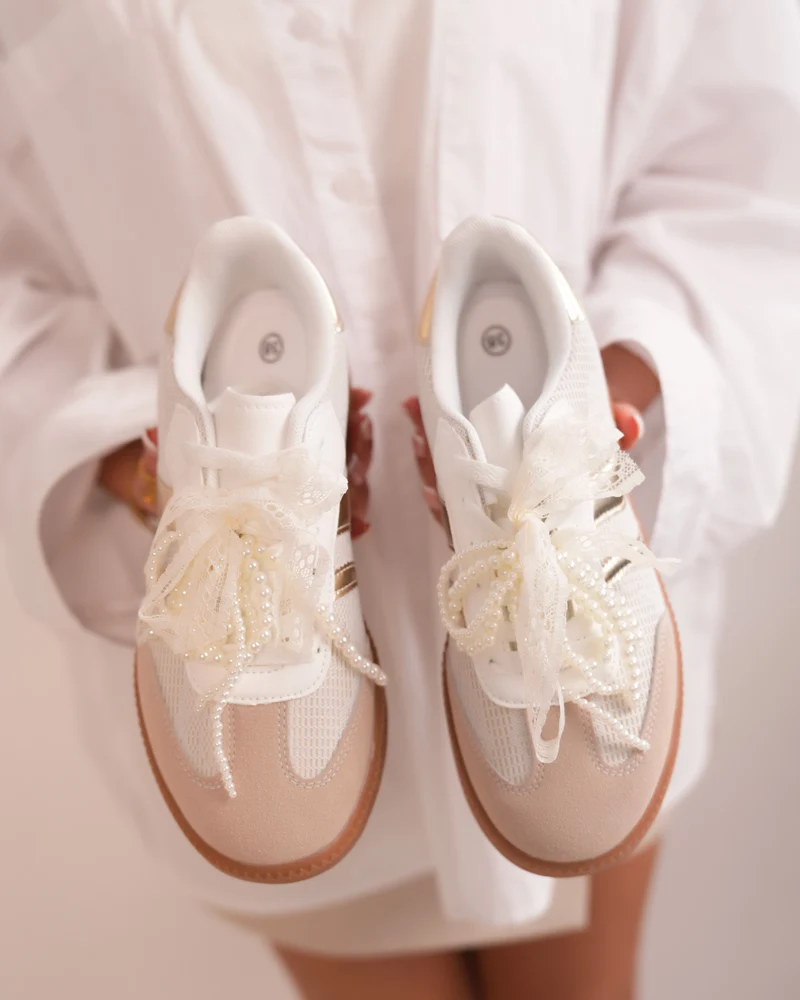 Basket femme blanche et dorée avec dentelle, perles et semelle marron