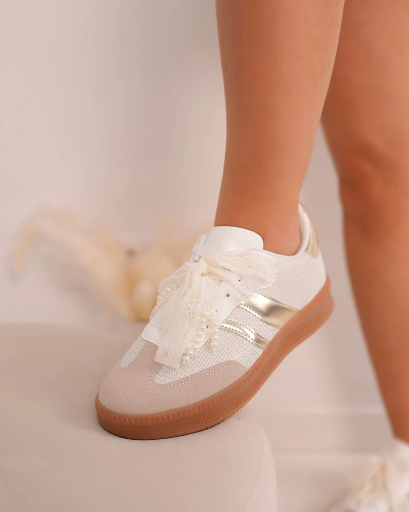 Basket femme blanche et dorée avec dentelle, perles et semelle marron
