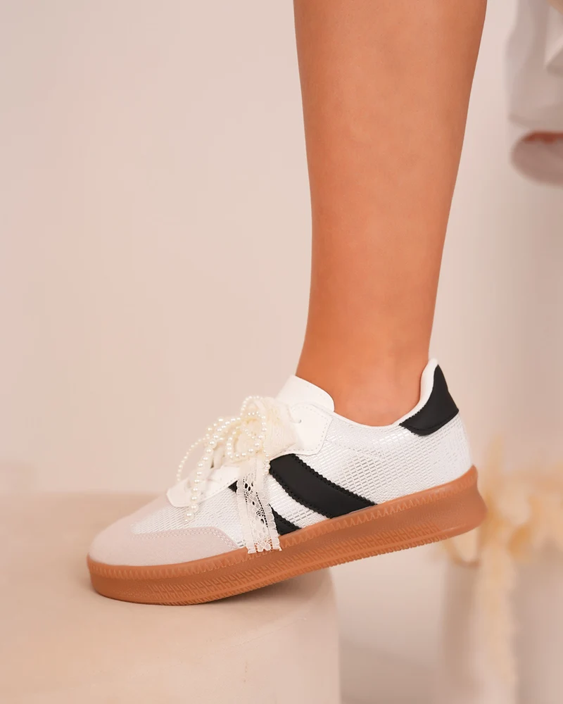 Basket femme blanche effet tissé avec dentelle, perles et semelle marron