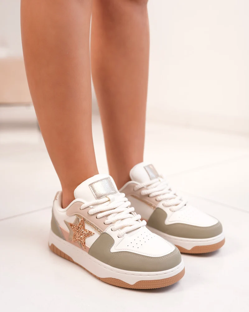 Basket femme blanche, beige et verte avec étoiles dorées pailletées et lacets épais