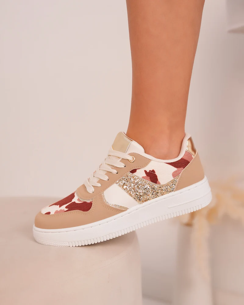 Basket femme blanche et beige tendance avec motif vache et paillettes dorées