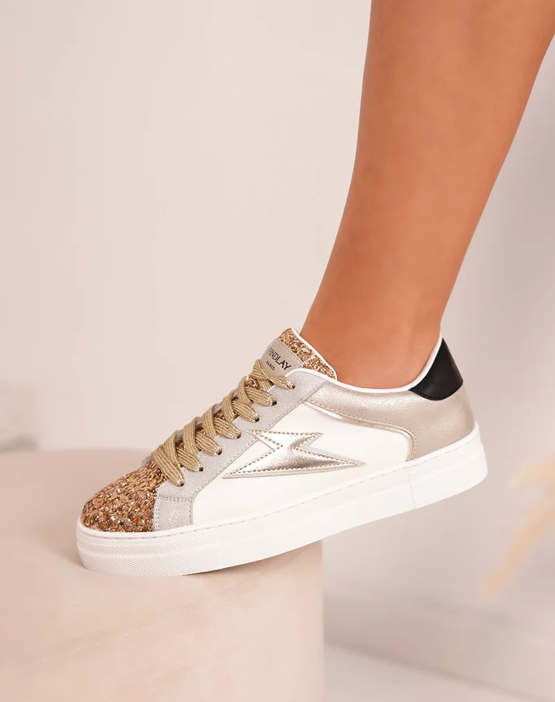 Baskets femme FINDLAY blanches avec éclair doré et détails pailletés