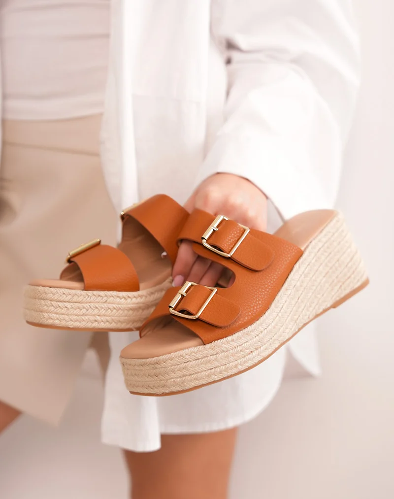 Mules FINDLAY femme camel à brides effet grainé et talon compensé brodé