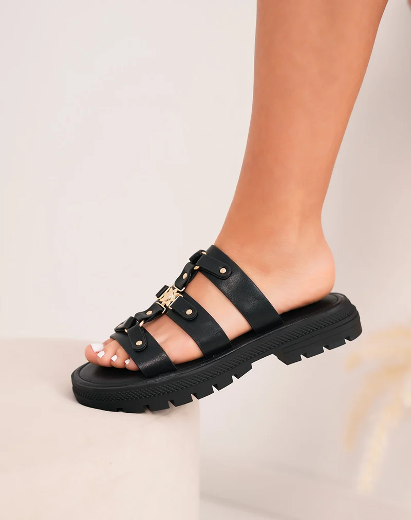 Mules femme noires à triple brides avec clous dorés et bijou soleil, semelle crantée