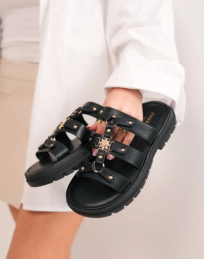 Mules femme noires à triple brides avec clous dorés et bijou soleil, semelle crantée