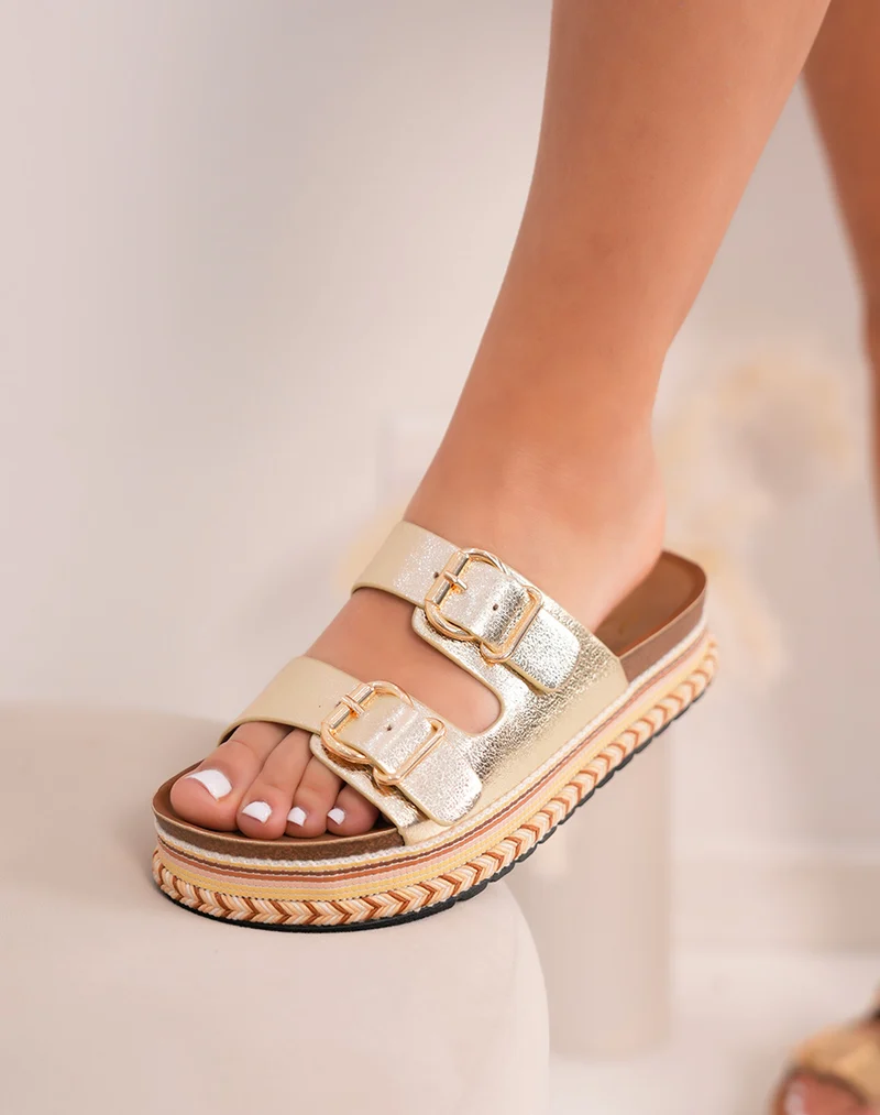 Mules femme dorées effet grainé avec sangles décoratives et plateforme tissée
