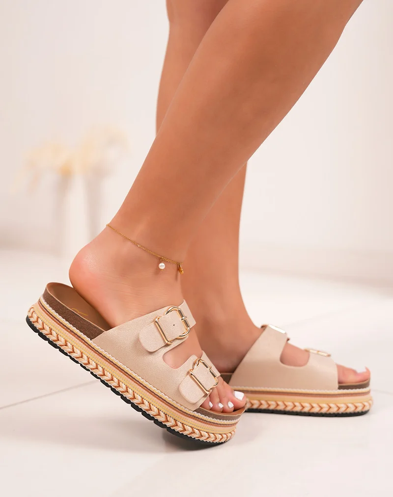 Mules femme beige en suédine élégante avec sangles dorées et plateforme tissée