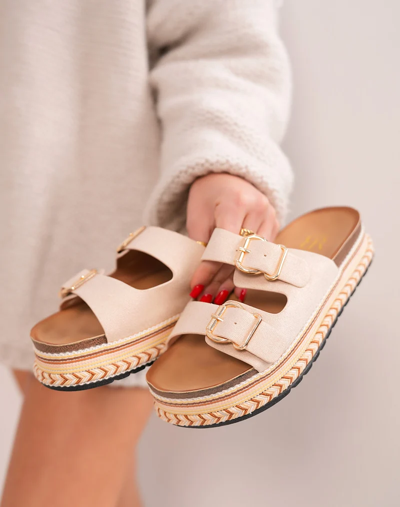 Mules femme beige en suédine élégante avec sangles dorées et plateforme tissée