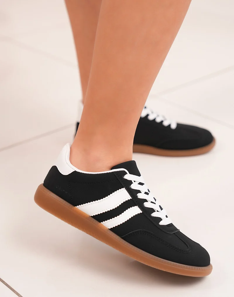 Baskets femme noires tendance avec rayures blanches et semelle marron