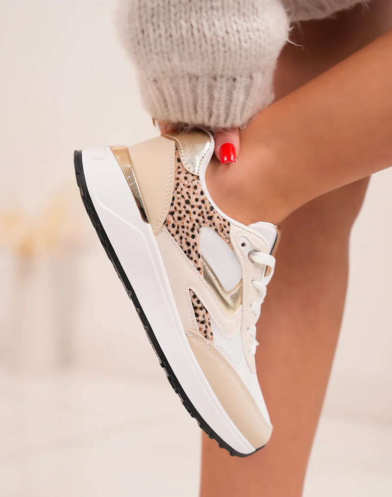 Baskets femme beiges tendance avec touches dorées et semelle crantée noire