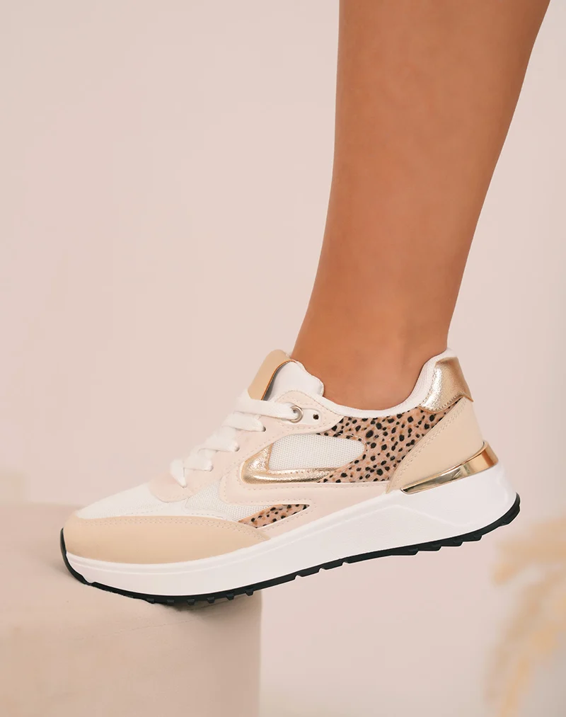 Baskets femme beiges tendance avec touches dorées et semelle crantée noire