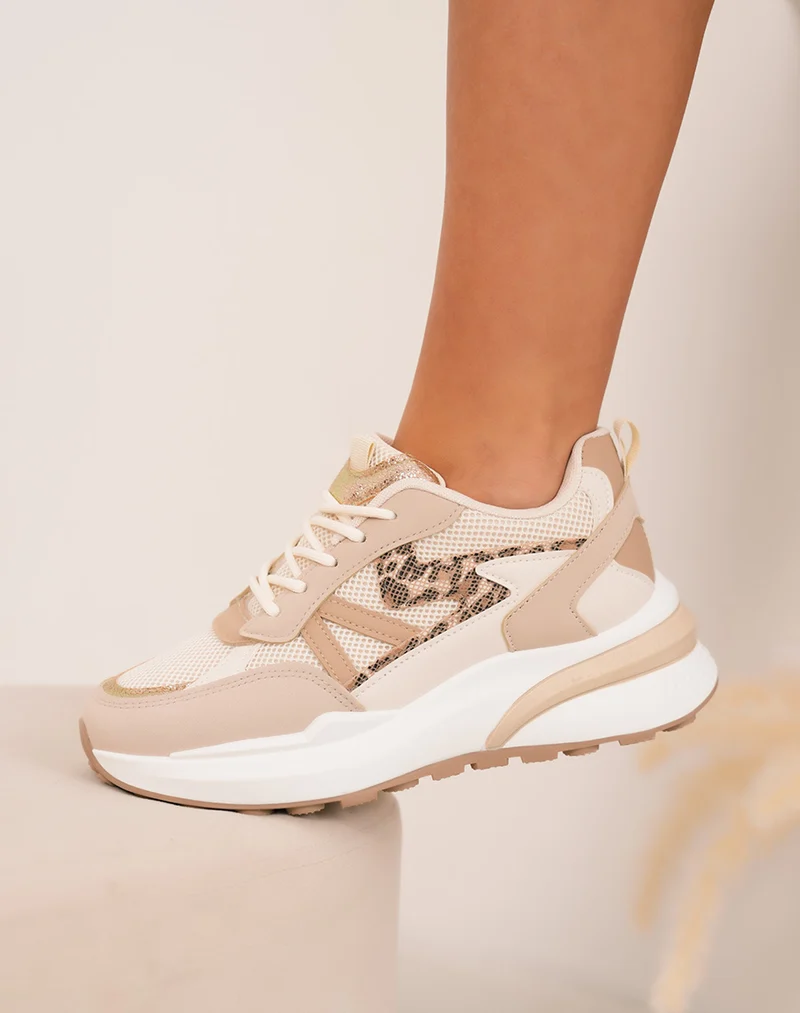 Baskets femme beiges tendance avec touches dorées et semelle crantée