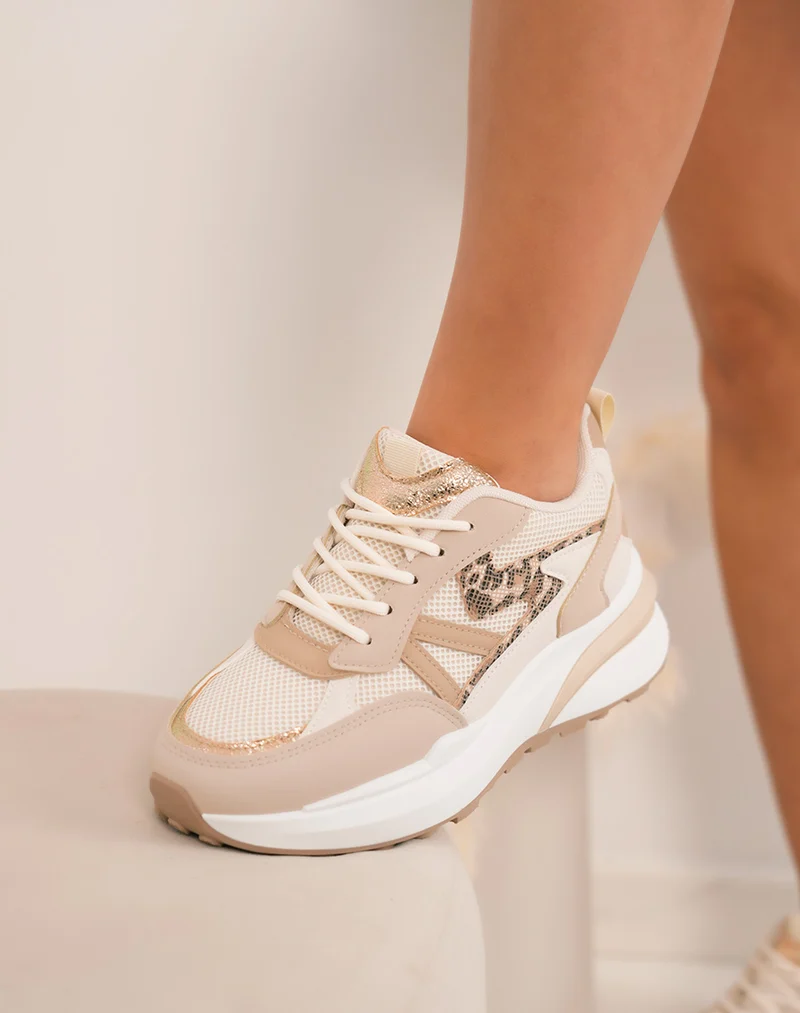 Baskets femme beiges tendance avec touches dorées et semelle crantée
