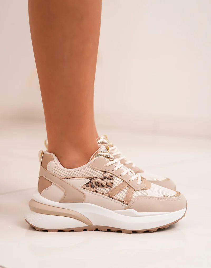 Baskets femme beiges tendance avec touches dorées et semelle crantée