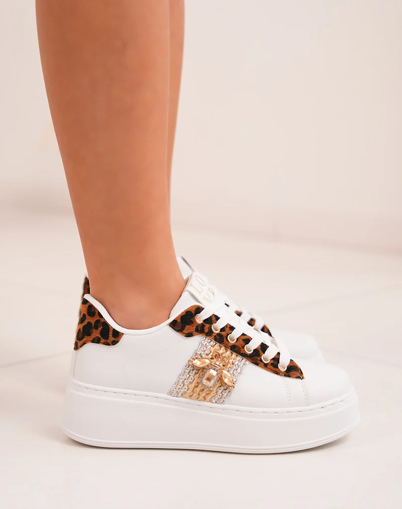 Baskets femme blanches tendance avec détails léopard et bijou doré