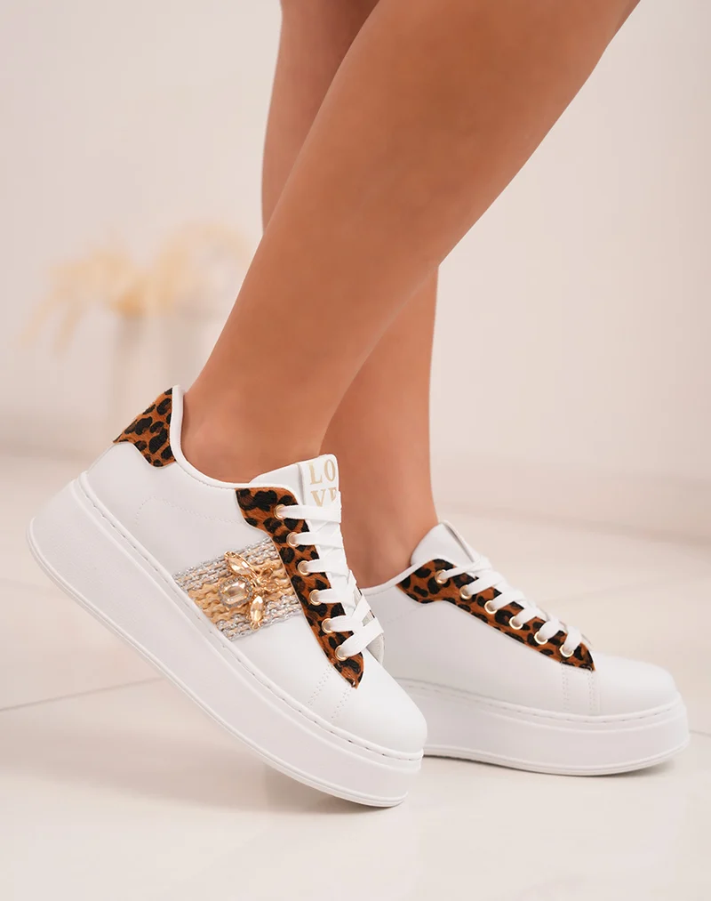 Baskets femme blanches tendance avec détails léopard et bijou doré