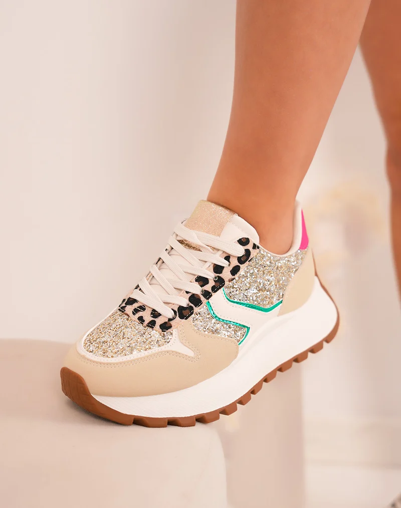 Baskets femme beige tendance avec paillettes dorées et détails léopard