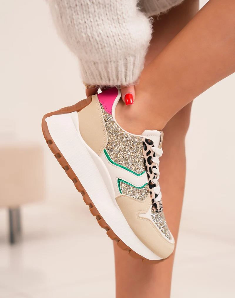 Baskets femme beige tendance avec paillettes dorées et détails léopard