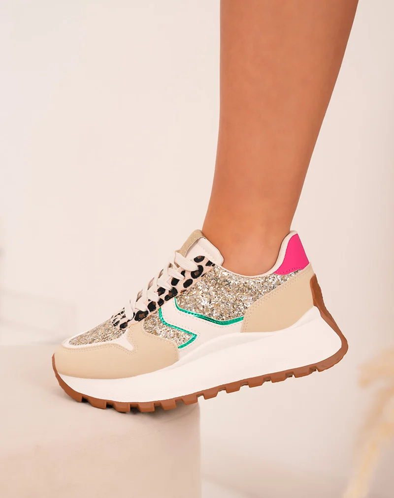 Baskets femme beige tendance avec paillettes dorées et détails léopard