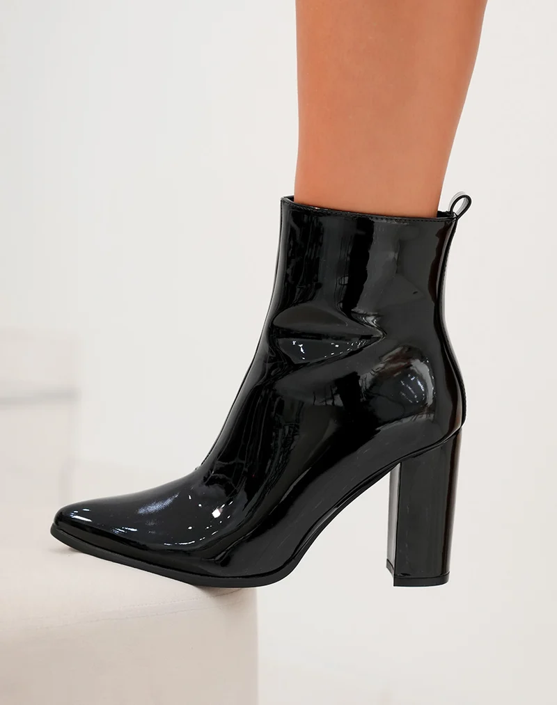 Bottines noires vernies à talons carré et à bouts pointus
