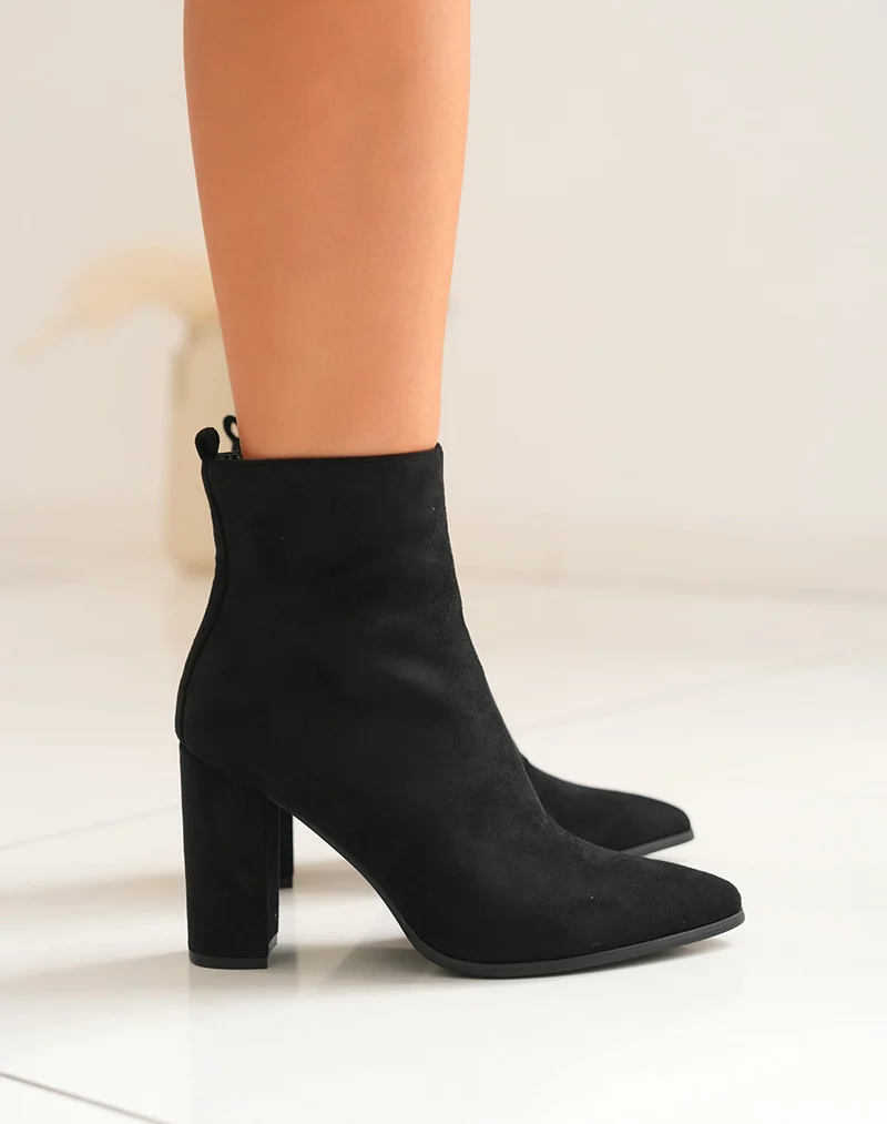 Bottines noires à bout pointu en suédine