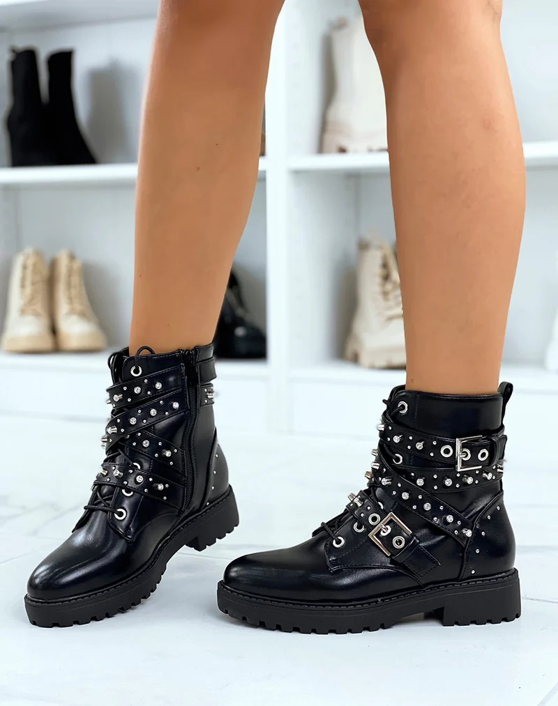 Bottines noires à lacets et multiples sangles décorées