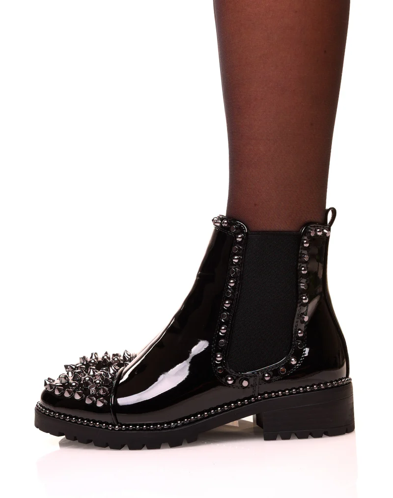 Chelsea boots noires vernies ajourées de clous