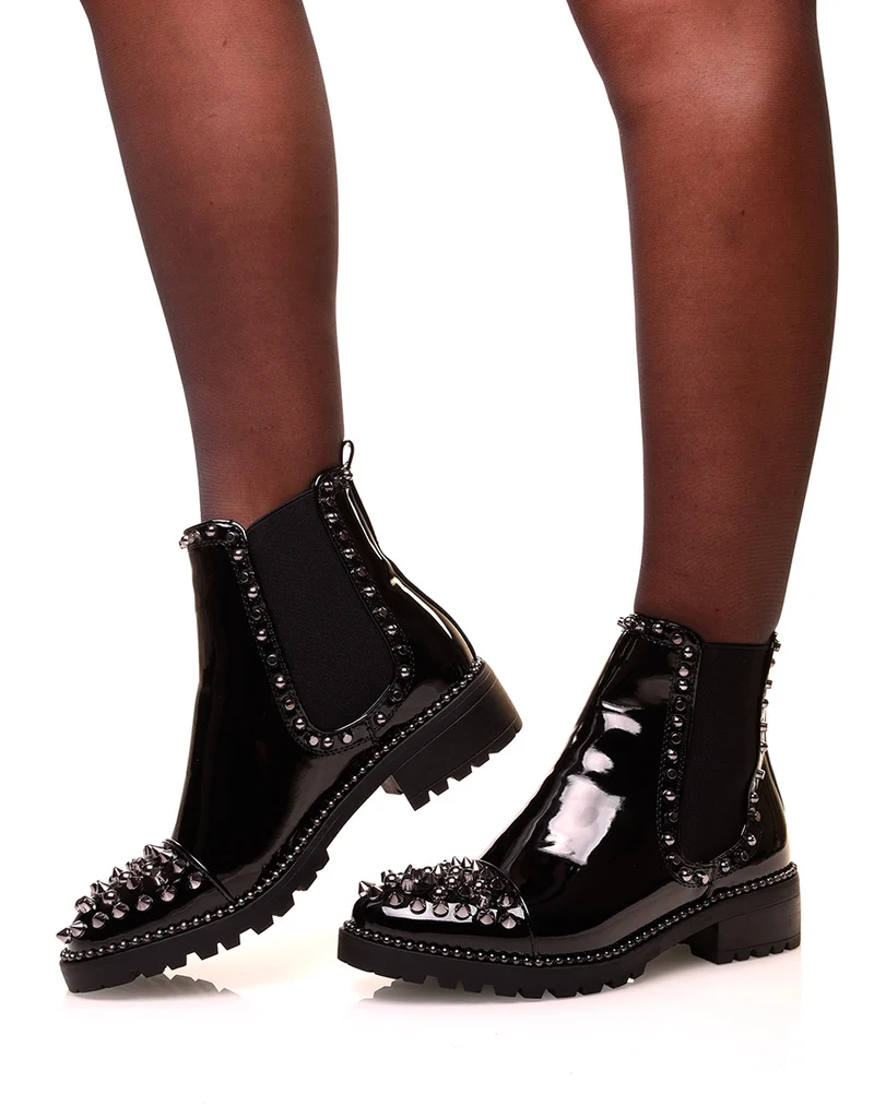 Chelsea boots noires vernies ajourées de clous