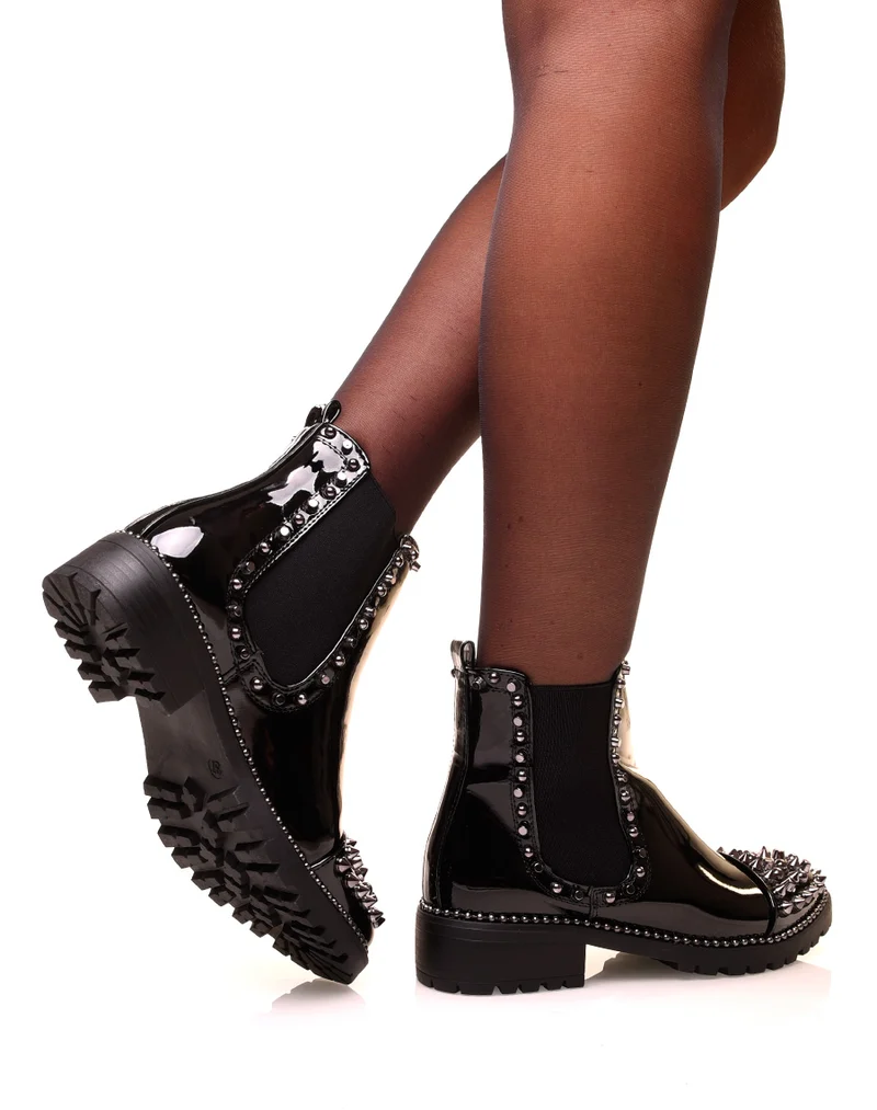 Chelsea boots noires vernies ajourées de clous