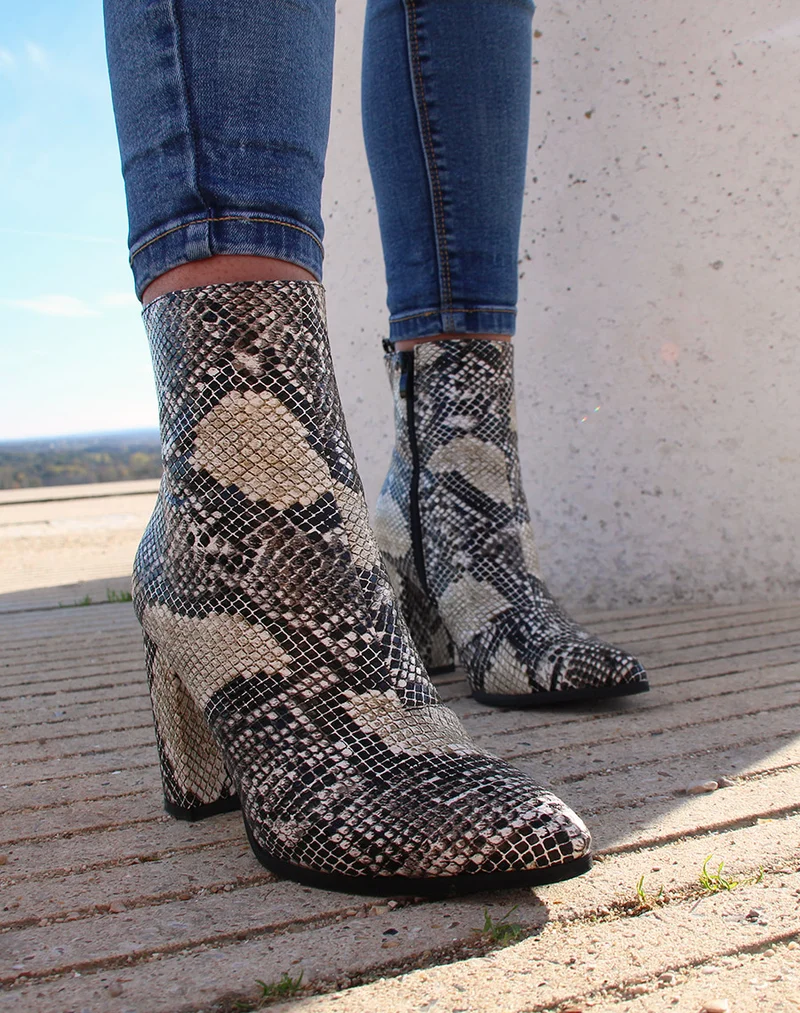 Bottines à bout pointu effet peau de serpent