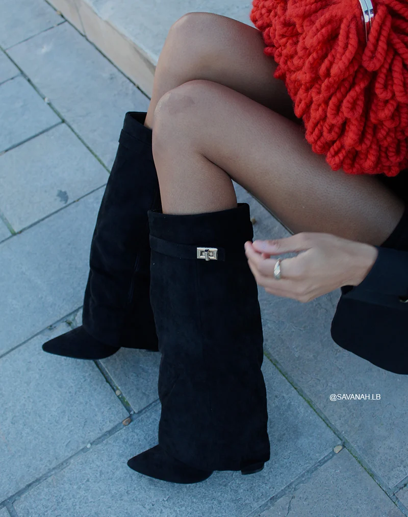 Bottes femme noires en suédine à revers et talon carré élégant