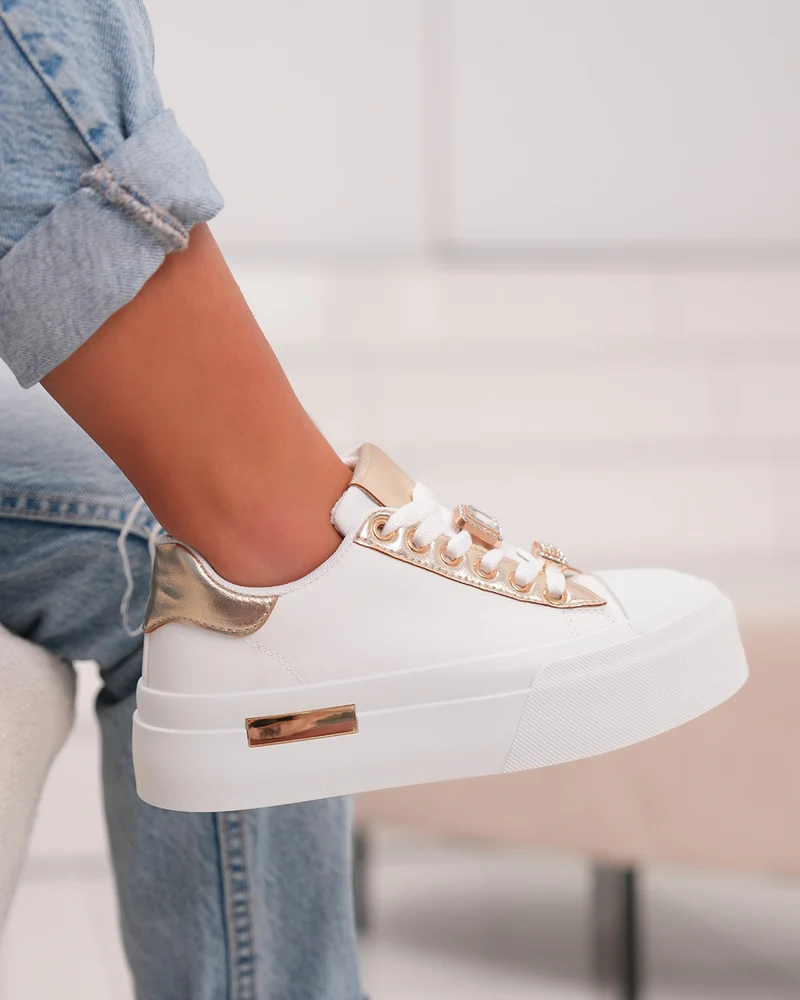 Basket femme blanche chic avec détails dorés et strass élégants