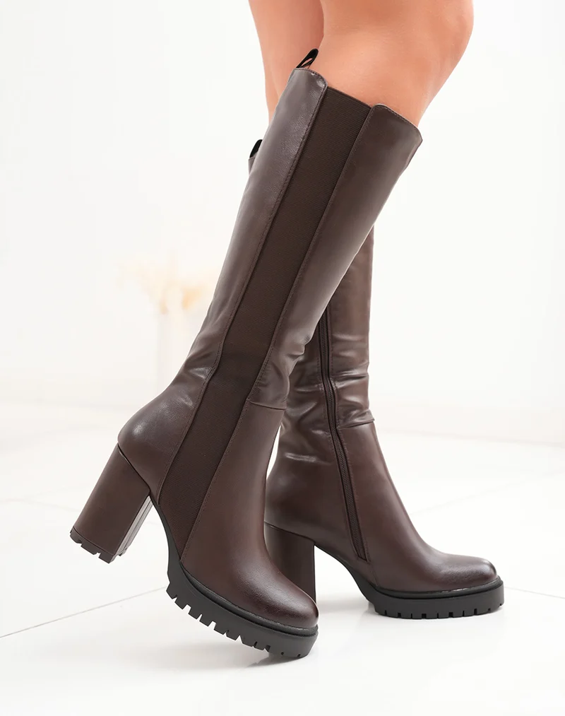 Bottes femme marron élégantes avec talon carré et semelle crantée