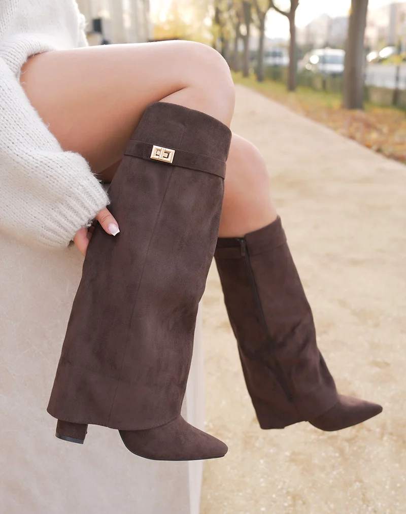 Bottes en suédine marron chocolat à talon et bout pointu