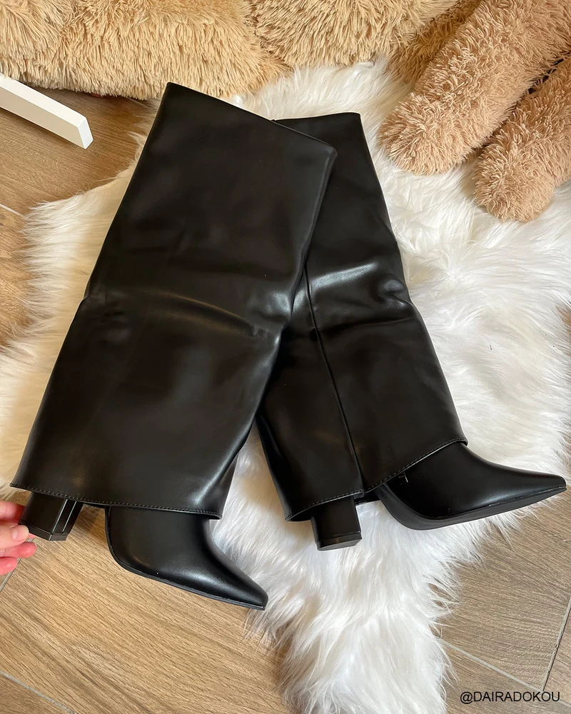 Bottes noires repliées à bout pointus