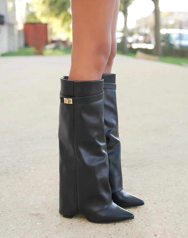 Bottes noires à bout pointu et détails dorés à talon pour Femmes