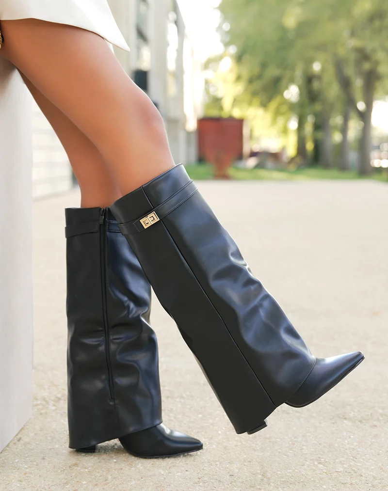 Bottes noires à bout pointu et détails dorés à talon pour Femmes