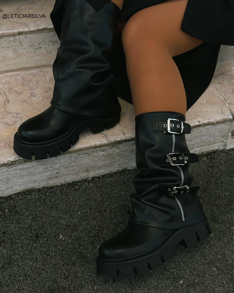 Bottes noires femme à revers avec plateforme crantée et détails boucles