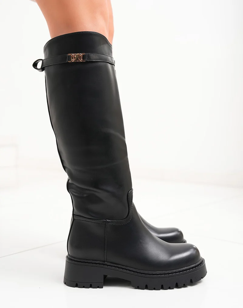 Bottes noires à semelle crantée et lanière à boucle dorée