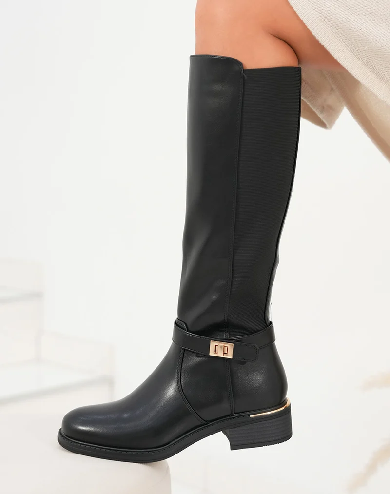 Bottes femme noires élégantes avec petit talon et détails dorés