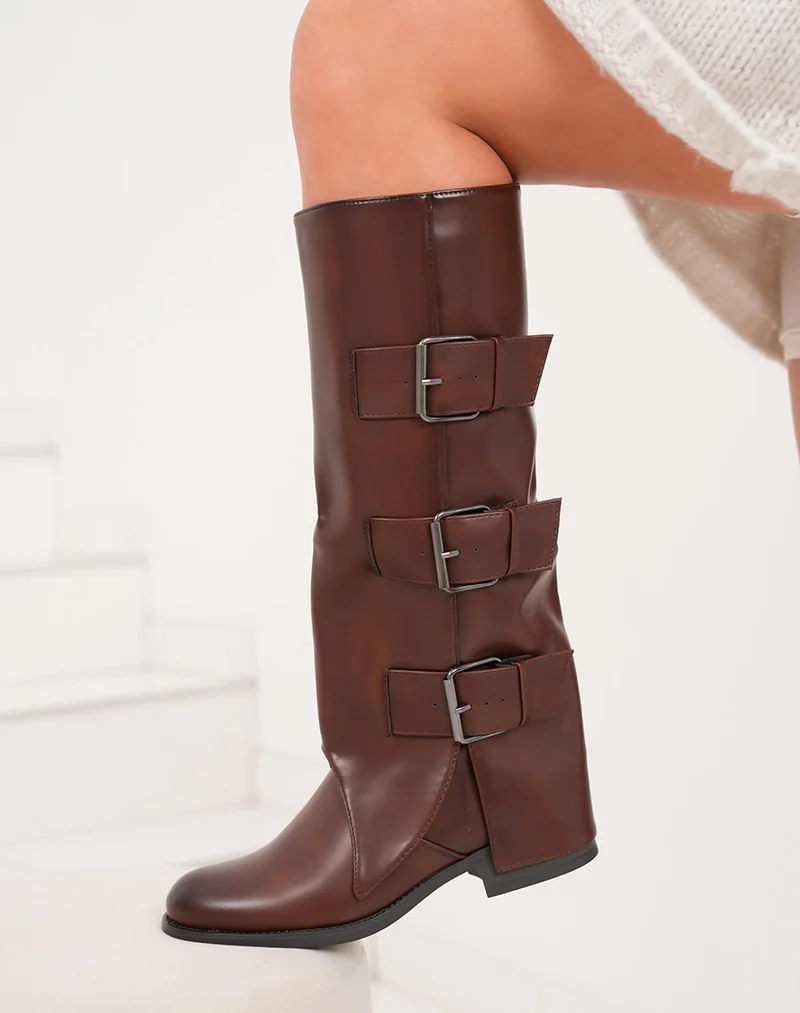Bottes marron chocolat à bout rond et multiples boucles