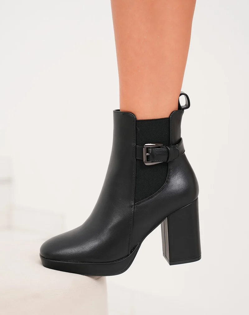 Bottines noires à talon et bout carré