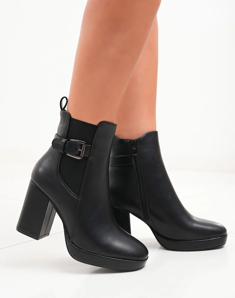 Bottines noires à talon et bout carré