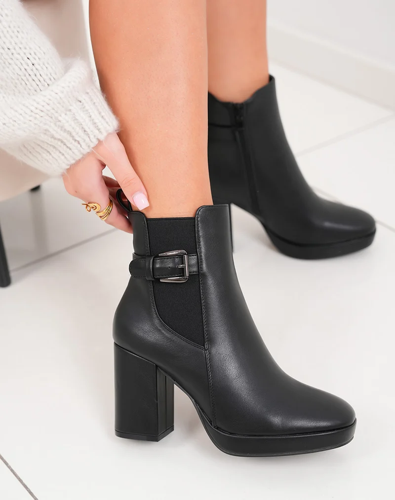 Bottines noires à talon et bout carré