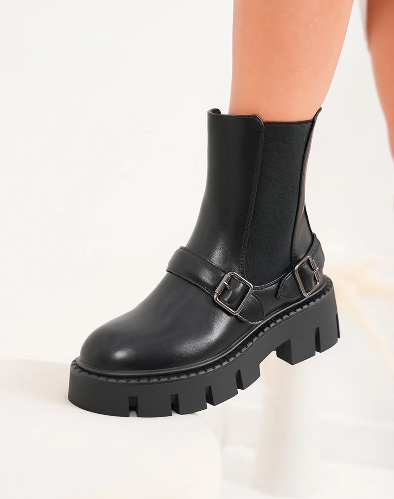 Bottines noires à semelle crantée et double boucles