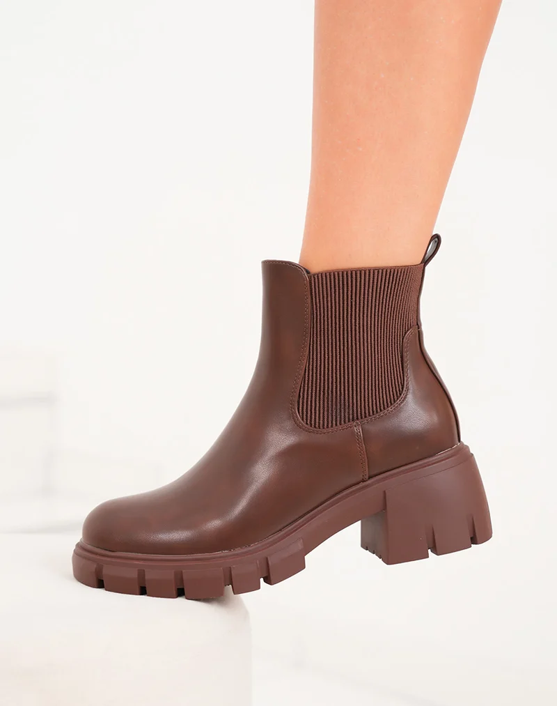 Bottines basses marron à semelle crantée